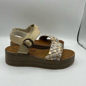 Blowfish  Malibu  metallic platform sandals SZ 9 . Cute!